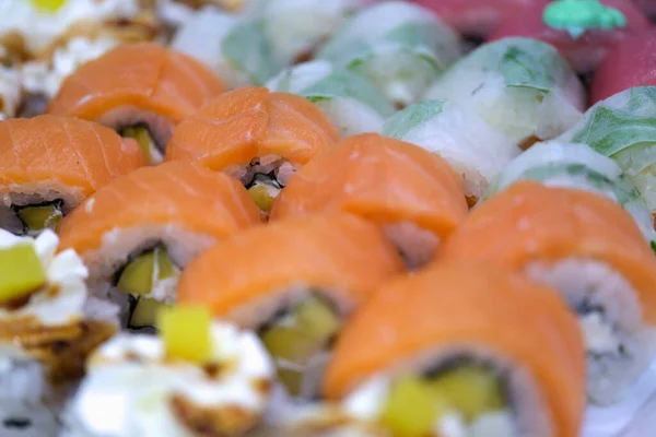 Крупный план суши из азиатской еды с красной рыбой — стоковое фото