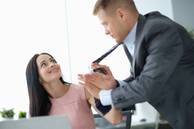 Kadın patronun genç çalışana cinsel tacizi