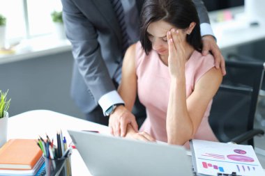 İş adamı, iş yerinde genç ve bitkin meslektaşını sakinleştiriyor.