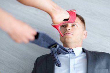 Kararlı kadın, korkak adamın kafasına topuk taktı.
