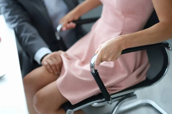 Uomo toccare ginocchio di segretaria e molestie sessuali sul lavoro — Foto Stock