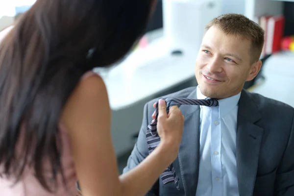 Mujer seduce y tira de corbata de joven jefe sonriente —  Fotos de Stock