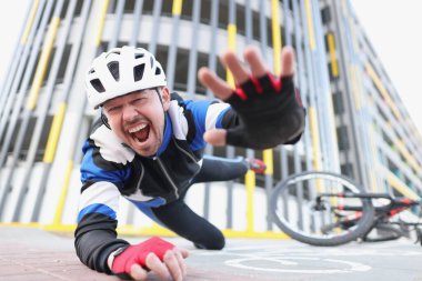 Bisikletçinin çığlığı asfalta düştü.