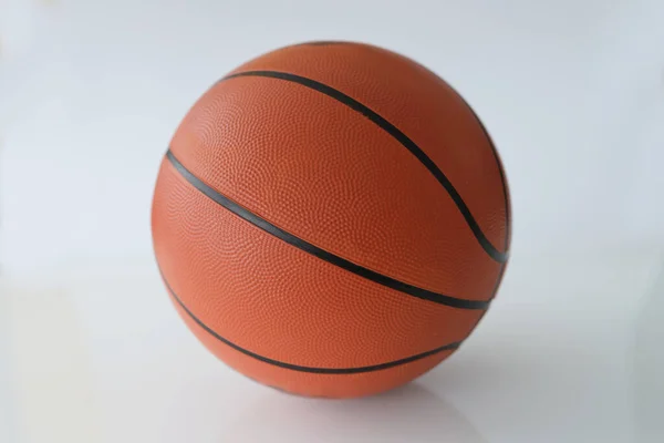 Szoros kosárlabda gumilabda fehér háttér — Stock Fotó