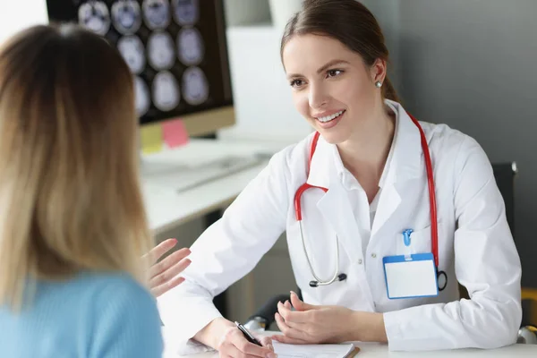 Frau sitzt beim Gynäkologen-Termin in Klinik — Stockfoto