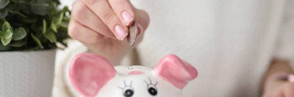 Mujeres mano lanzando monedas en alcancía en casa —  Fotos de Stock