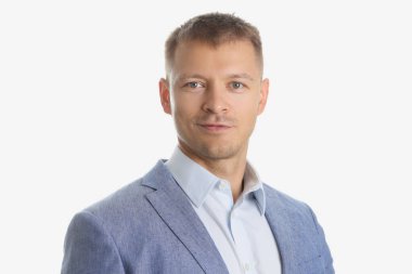 Beyaz arka planda gri takım elbiseli yakışıklı iş adamının portresi.