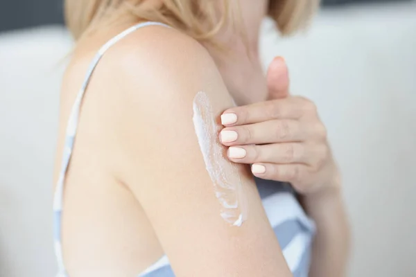 Γυναίκα εφαρμογή ενυδατική κρέμα στο δέρμα ώμο closeup — Φωτογραφία Αρχείου
