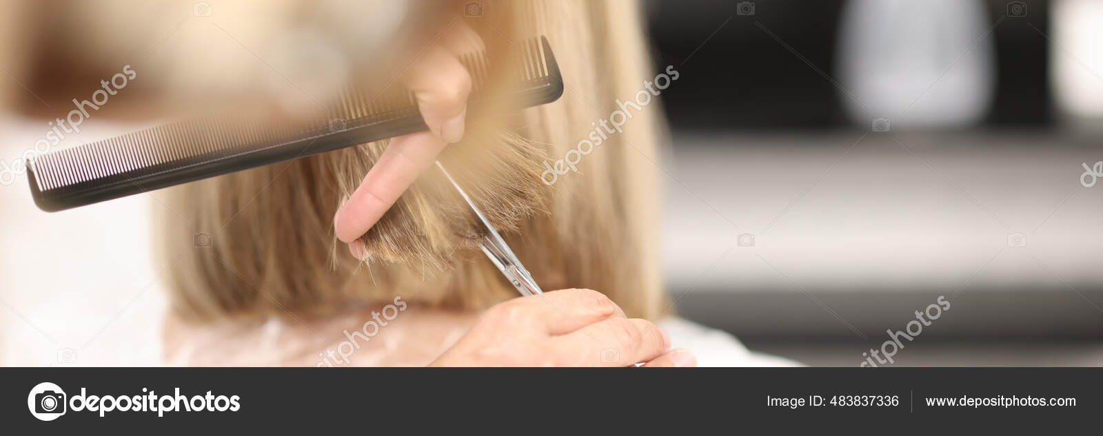 美容師は彼の手に櫛とはさみを保持し クライアントの髪をカット ストック写真 C Marketing Lasers Ya Ru