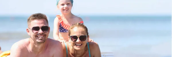 Pareja casada con niño pasar tiempo en el mar — Foto de Stock