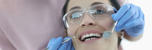 Mulher demonstra seus dentes na consulta de dentista — Fotografia de Stock