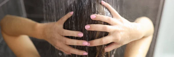 Mujer toma ducha en el baño primer plano — Foto de Stock