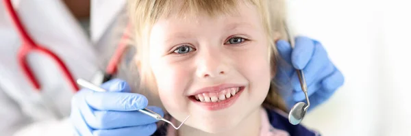 Portret uśmiechniętej dziewczyny na wizycie u dentysty — Zdjęcie stockowe
