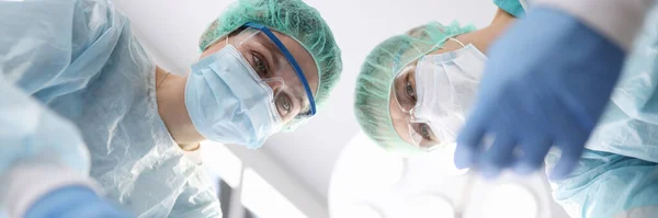 Group of doctors performing surgical operation in clinic — Stock Photo, Image