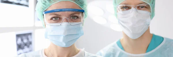 진료소에서 옷을 보호하는 의사들의 특징 — 스톡 사진