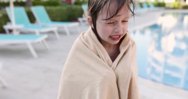 Frozen little girl in towel after swimming in pool 4k movie — Vídeos de Stock