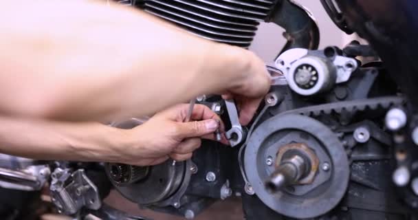 Mekaniker ved hjælp af skruenøgle og stikkontakt på motorcykel cylinder hoved 4k film – Stock-video