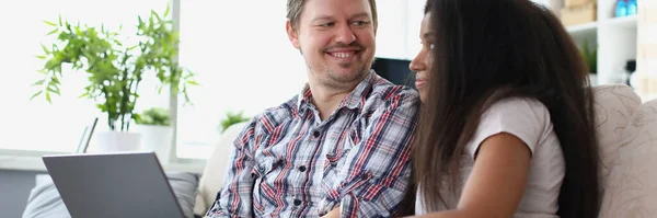 Man och kvinna sitter på soffan med laptop — Stockfoto