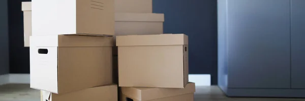 Inside room cardboard boxes on top of each other — Stock Photo, Image