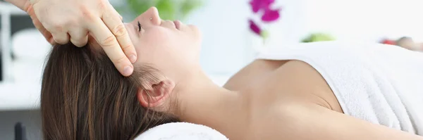 Mladá žena masér dělá relaxační masáž hlavy — Stock fotografie