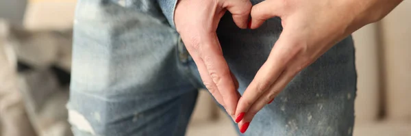 Homme prenant sa main de la mouche et la tenant en forme de cœur — Photo