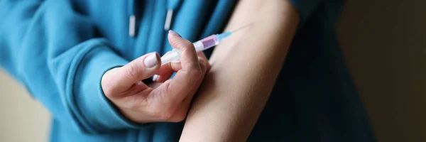 Žena dělá sama intravenózní injekce drog detailní záběr — Stock fotografie
