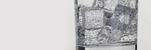 Nahaufnahme von Glas mit Mineralwasser und Eis — Stockfoto