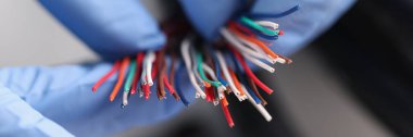 Torpido gözünde renkli elektronik kablolar var.