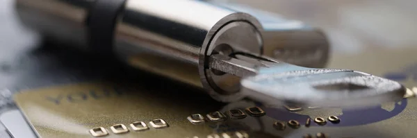 Cerradura con llave descansa en tarjetas de crédito de plástico — Foto de Stock