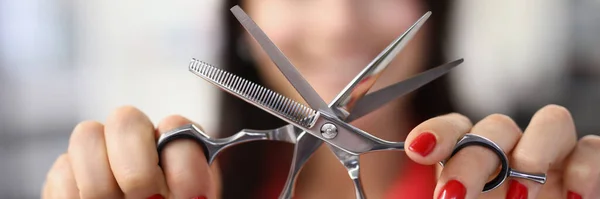 Friseur hält Arbeitsschere mit Kamm in der Hand — Stockfoto