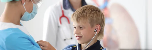 Enfant au rendez-vous chez le médecin essais sur stéthoscope — Photo