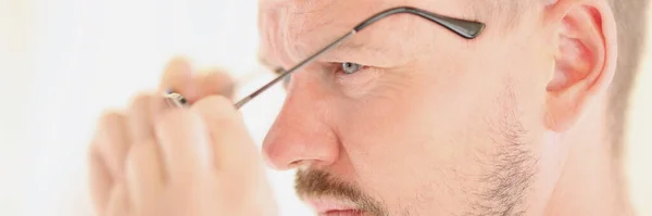 Retrato de macho concentrado tirando os óculos — Fotografia de Stock