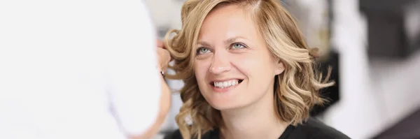 Retrato de una mujer sonriente que tiene el pelo hecho de rizos —  Fotos de Stock