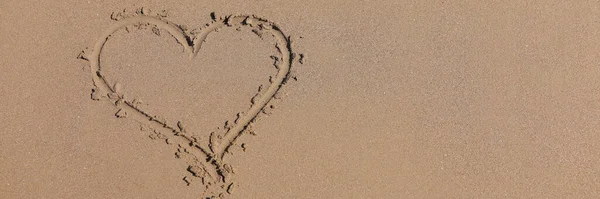 Gezeichnetes Herz auf nassem Sand am Meer — Stockfoto