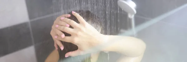 Frau nimmt heiße Dusche in Badezimmer Nahaufnahme — Stockfoto