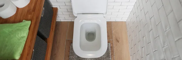 Salle de bain avec WC et lavabo. Exigences de base pour les toilettes publiques — Photo