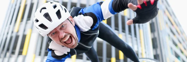 Jovem ciclista do sexo masculino usando capacete e equipamento de proteção caiu de bicicleta e voando retrato — Fotografia de Stock