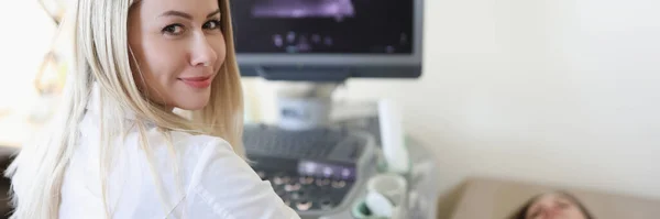 Médecin faisant une échographie à la patiente de la clinique — Photo