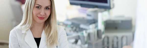 Portrait of doctor of ultrasound diagnostics on background of patient — Stock Photo, Image