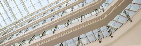 Moderno edificio espacioso con techo de cristal desde el interior —  Fotos de Stock
