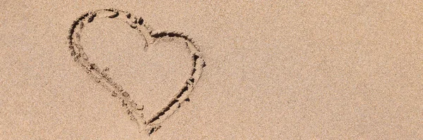 Drawn heart sign on wet sand on coastline — Stock Photo, Image