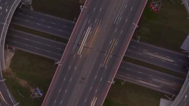 Многие автомобили ездят по дороге на высокой скорости — стоковое видео