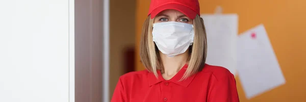 Corriere donna in maschera protettiva medica e guanti protettivi — Foto Stock