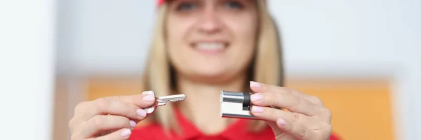 Smiling woman holding key and padlock closeup — Stock Photo, Image