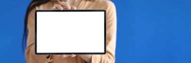 Elinde beyaz ekranlı dijital tablet tutan kadın.