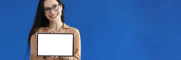 Elinde beyaz ekranlı dijital tablet tutan gözlüklü bir kadın. — Stok fotoğraf