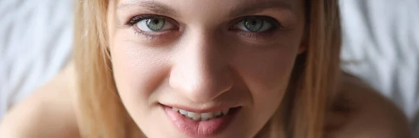 녹색 눈을 가진 아름다운 여자의 모습 — 스톡 사진