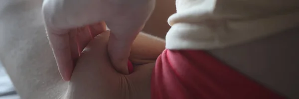 Wanita membuat lipatan lemak pada kulit kakinya dengan closeup selulit — Stok Foto