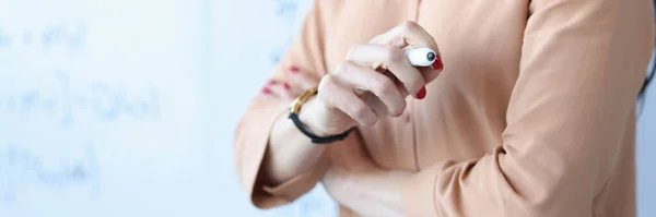 Lehrer steht neben Tafel mit schwarzem Filzstift in der Hand Nahaufnahme — Stockfoto