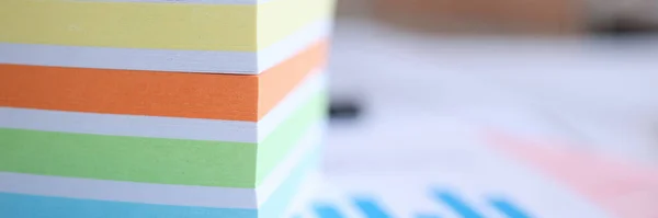 Många flerfärgade klistermärken ligger på skrivbordet närbild — Stockfoto